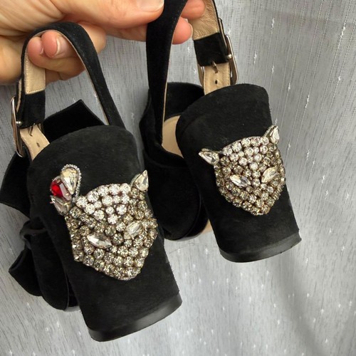 600 sandali neri - £600,
